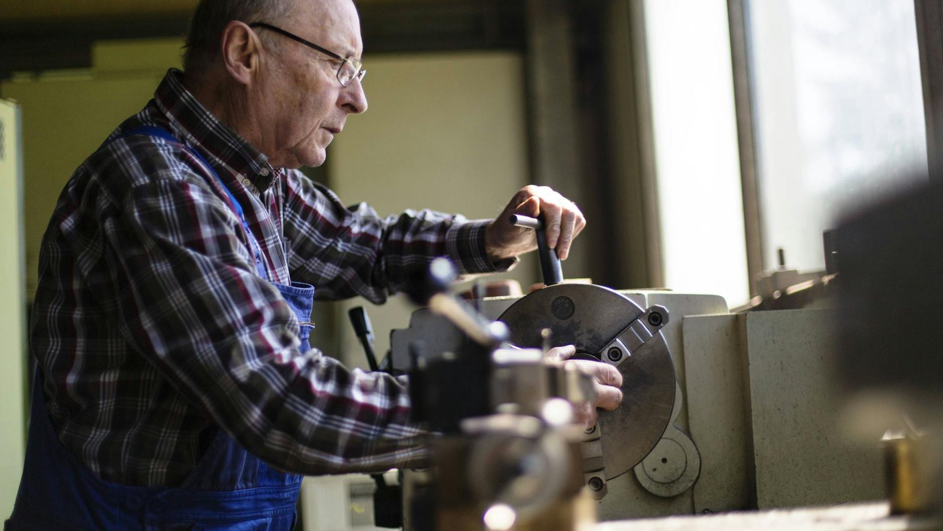 Die deutsche Gesellschaft altert. Bis zum Jahr 2030 steigt der Anteil der Rentner deutlich an, während die Erwerbsbevölkerung schrumpft. Experten sprechen sich daher für eine längere Lebensarbeitszeit aus.<br>