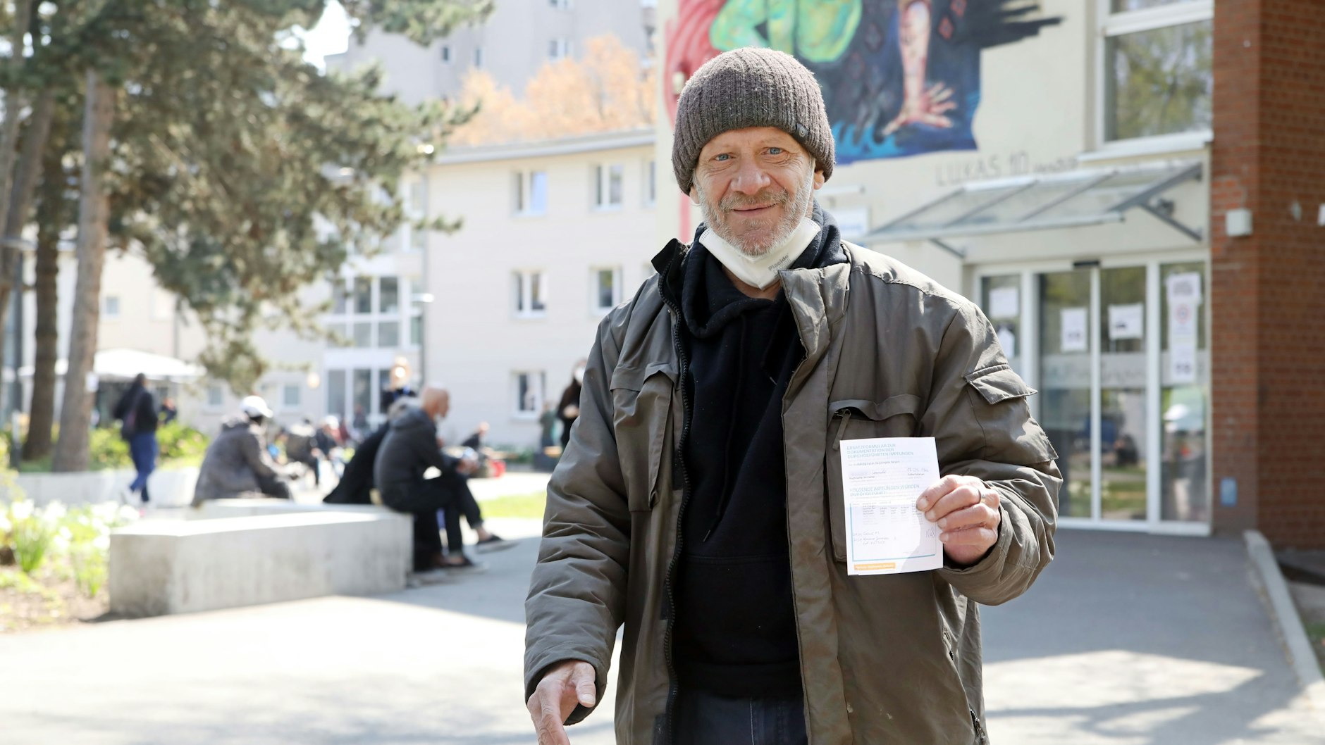 Harald Hoßfeld mit seiner Impfbescheinigung. In der Stadtmission an der Lehrter Straße wurde der 60-jährige Obdachlose mit Johnson & Johnson geimpft.