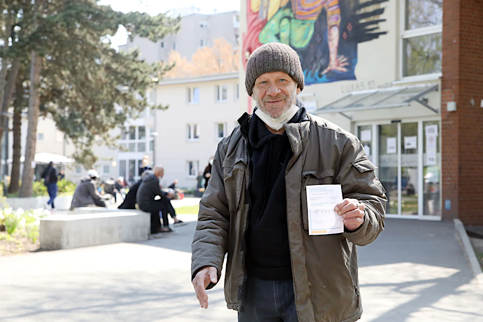 Harald Hoßfeld mit seiner Impfbescheinigung. In der Stadtmission an der Lehrter Straße wurde der 60-jährige Obdachlose mit Johnson & Johnson geimpft.