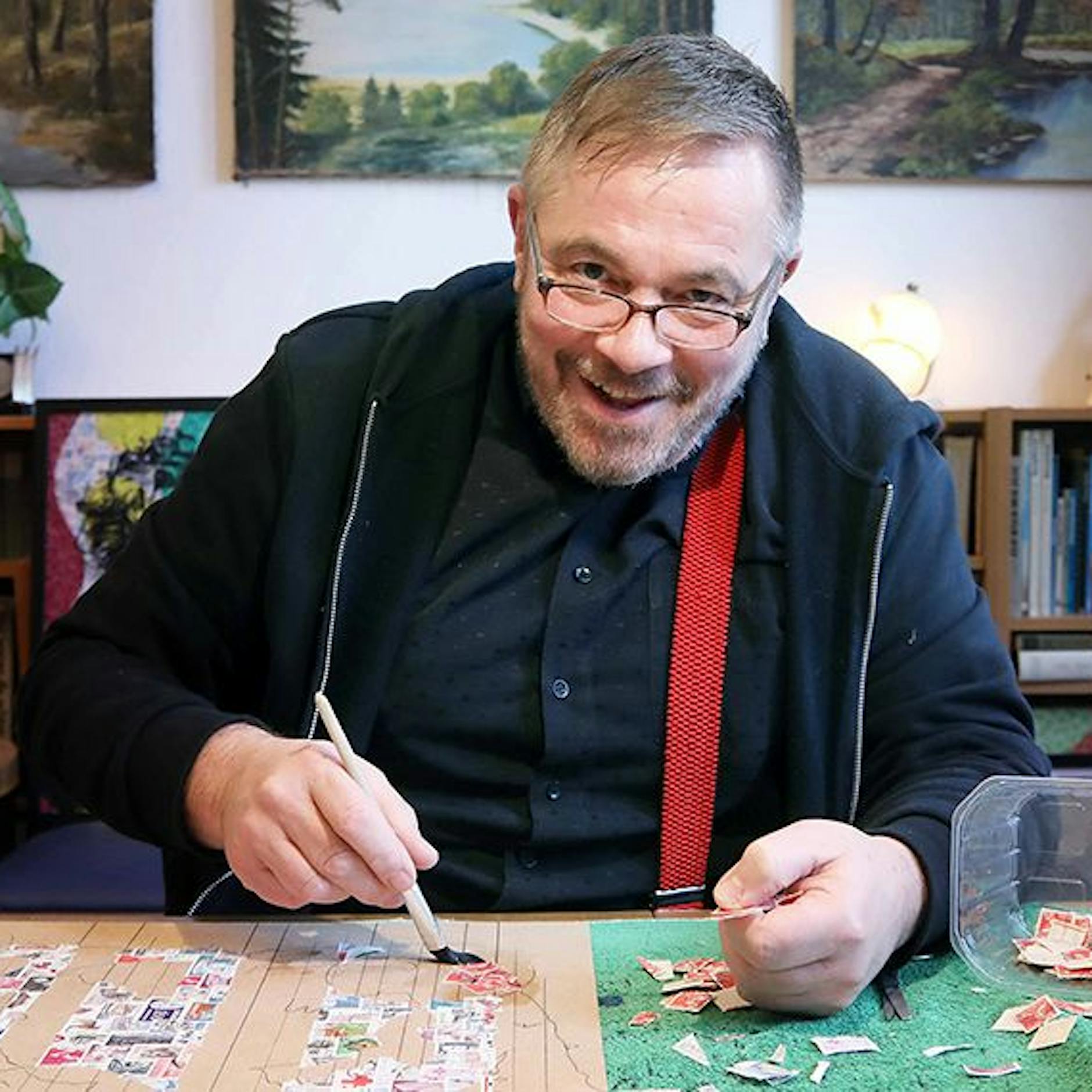 Ein Berliner Künstler und seine irre Idee: Erkennen Sie, woraus diese faszinierenden Gemälde gemacht sind?