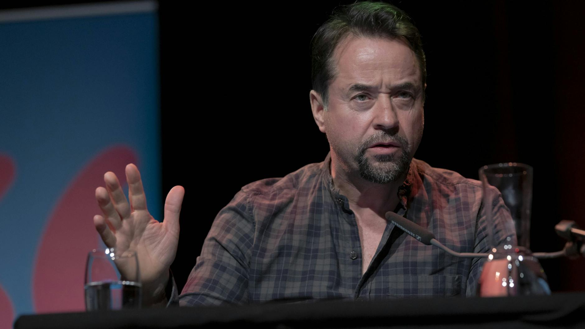 Von seinem umstrittenen Video für #allesdichtmachen distanzierte sich Jan Josef Liefers, hier bei einer Lesung, in einem Streitgespräch mit Gesundheitsminister Jens Spahn aber nicht. In der DDR wäre er dafür „wahrscheinlich in den Knast gekommen“, sagte der Schauspieler.