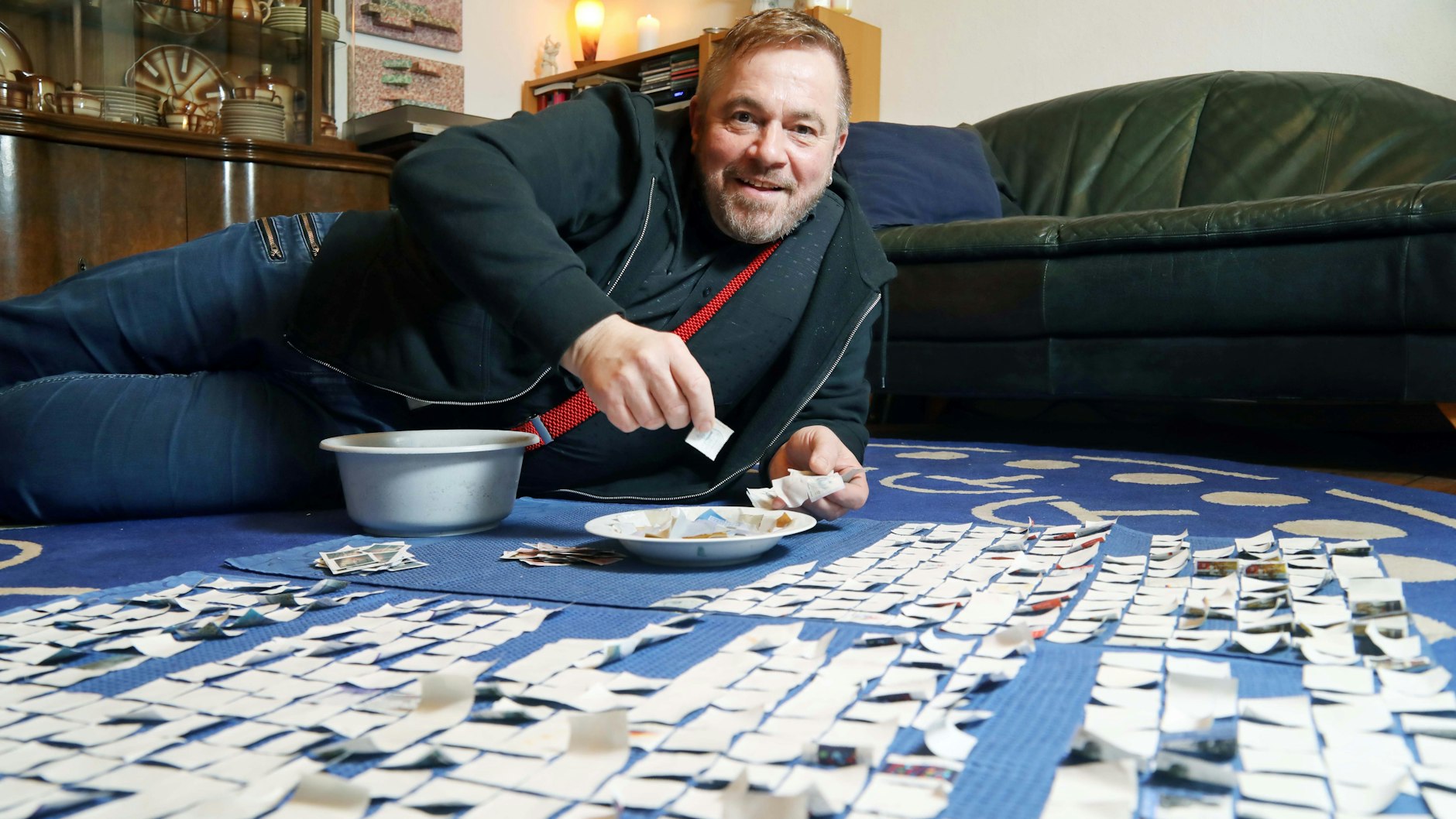 Jede Briefmarke wird im Wasserbad vom Papier abgelöst, dann getrocknet.