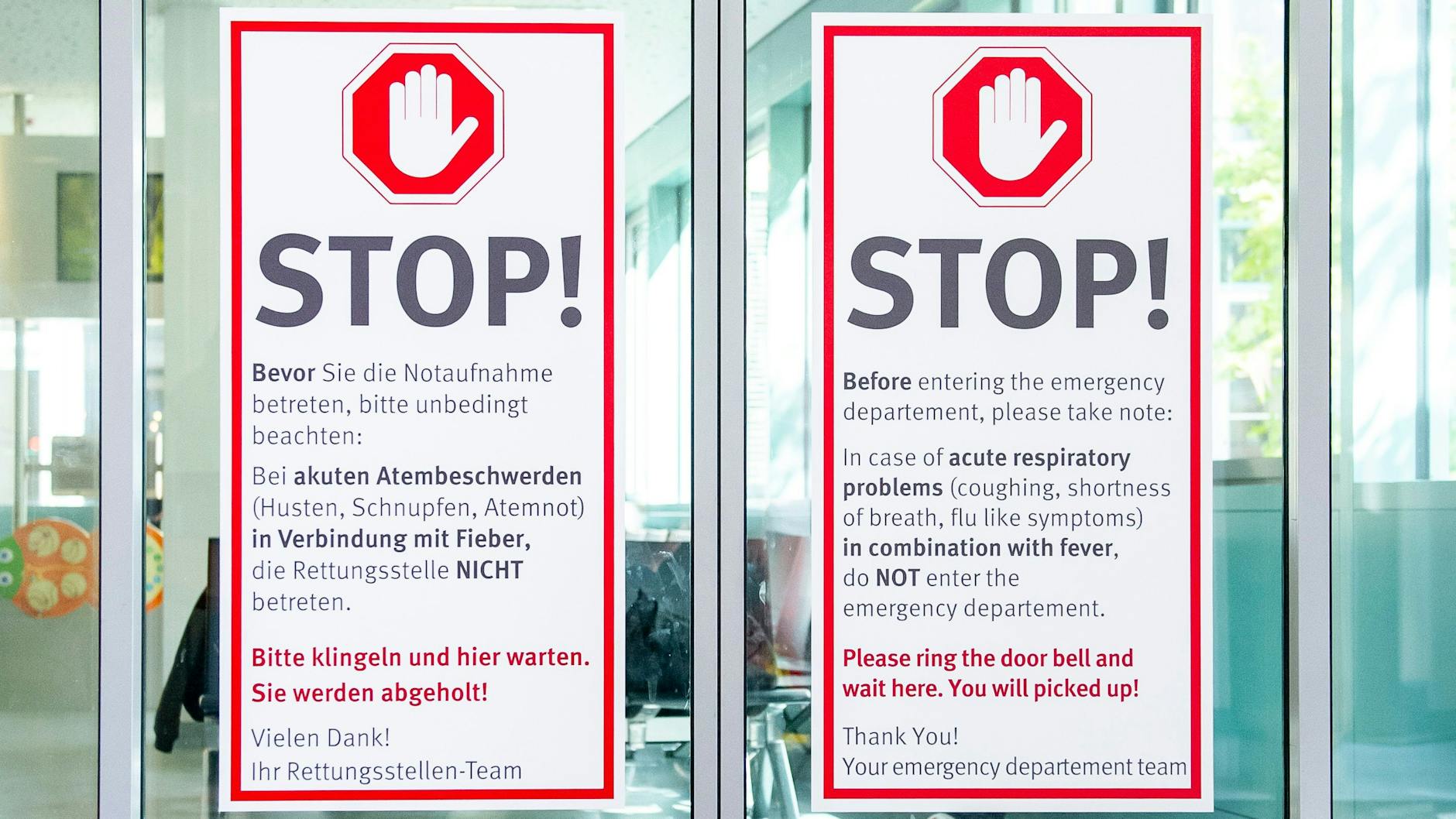 Warnschilder sind an der Rettungsstelle des UKB angebracht.