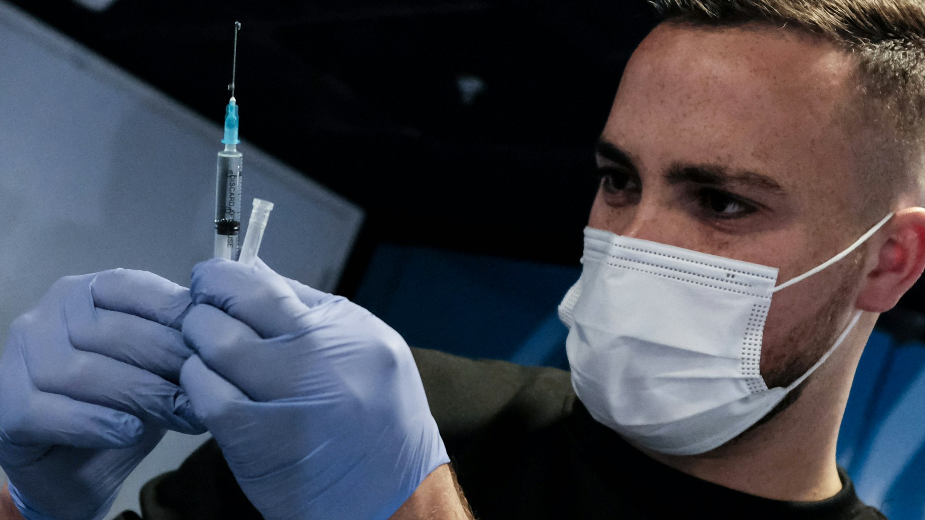 Eine Corona-Impfung in Jerusalem. Nach Biontech-Impfungen gab es in Israel Fälle von Herzmuskelentzündungen. Experten glauben bisher noch nicht, dass es einen Zusammenhang gibt.