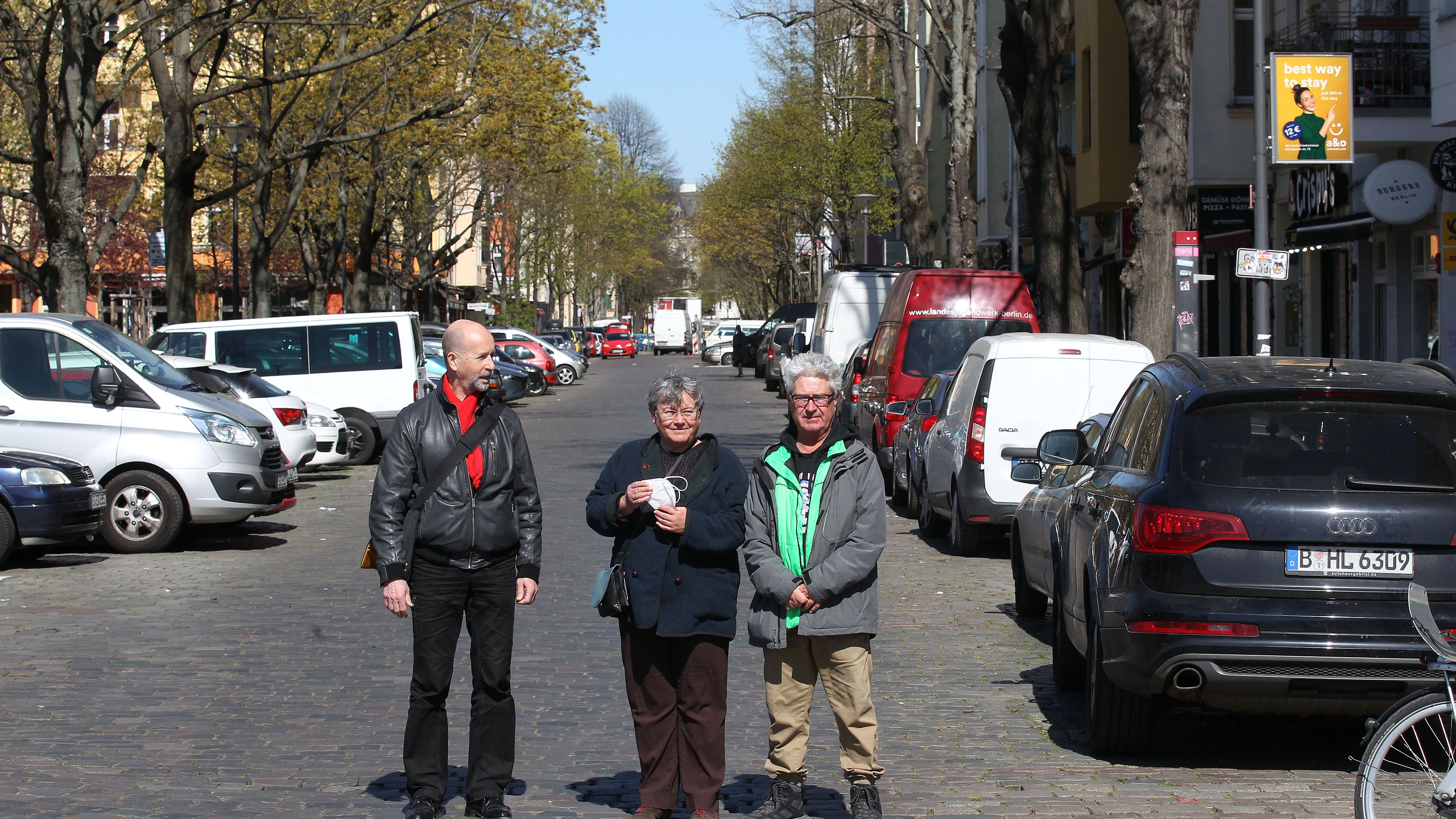Ortstermin in der Sonntagstraße am Bahnhof Ostkreuz in Friedrichshain. Uwe Warnke, Maria Forstner und Hans-Hermann David (v.l.) sind gegen die Straßenbahn, die der Senat und die BVG dort planen.