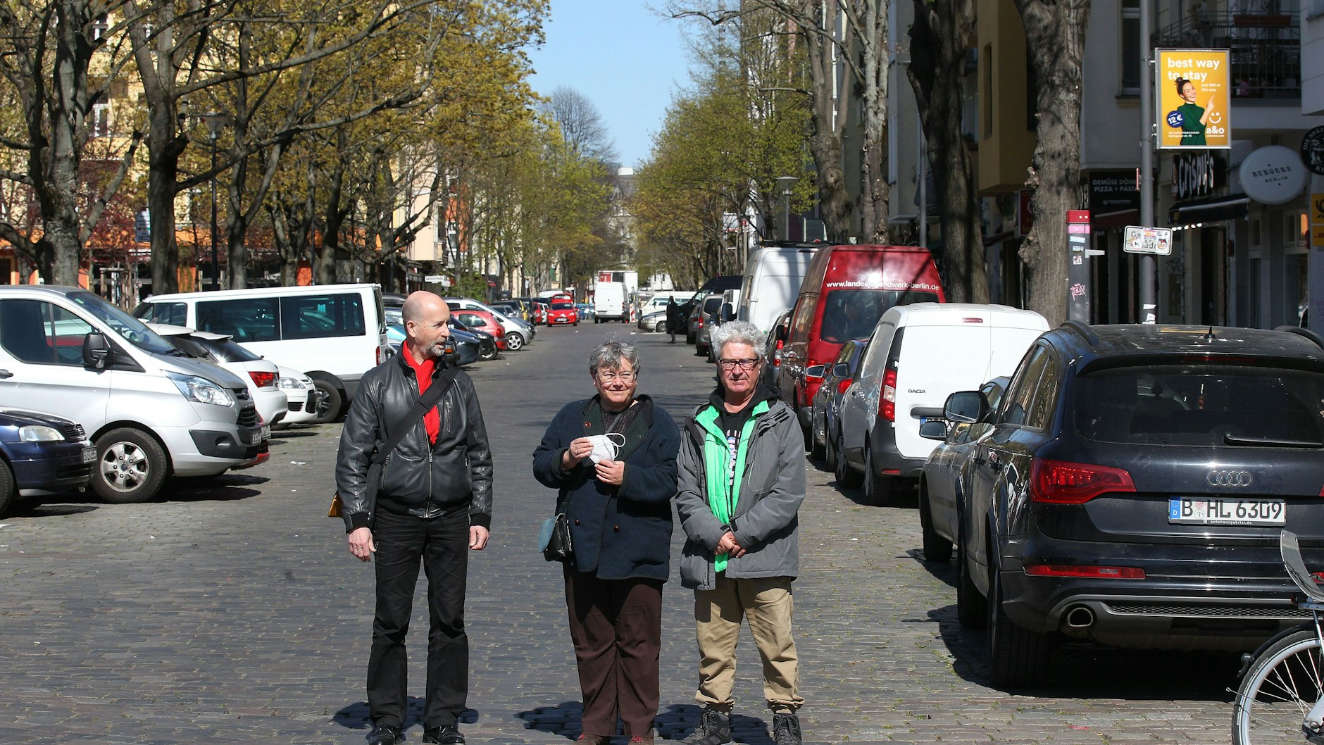 Ortstermin in der Sonntagstraße am Bahnhof Ostkreuz in Friedrichshain. Uwe Warnke, Maria Forstner und Hans-Hermann David (v.l.) sind gegen die Straßenbahn, die der Senat und die BVG dort planen.