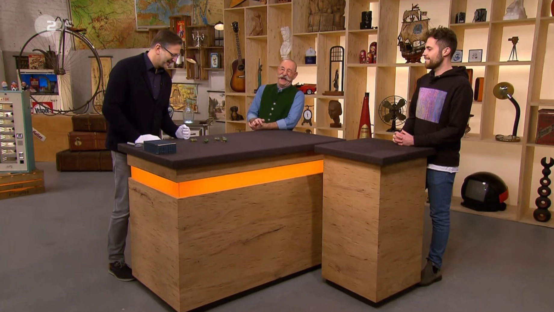 „Bares für Rares“-Moderator kriegt sich kaum ein vor Freude über die Frösche.
