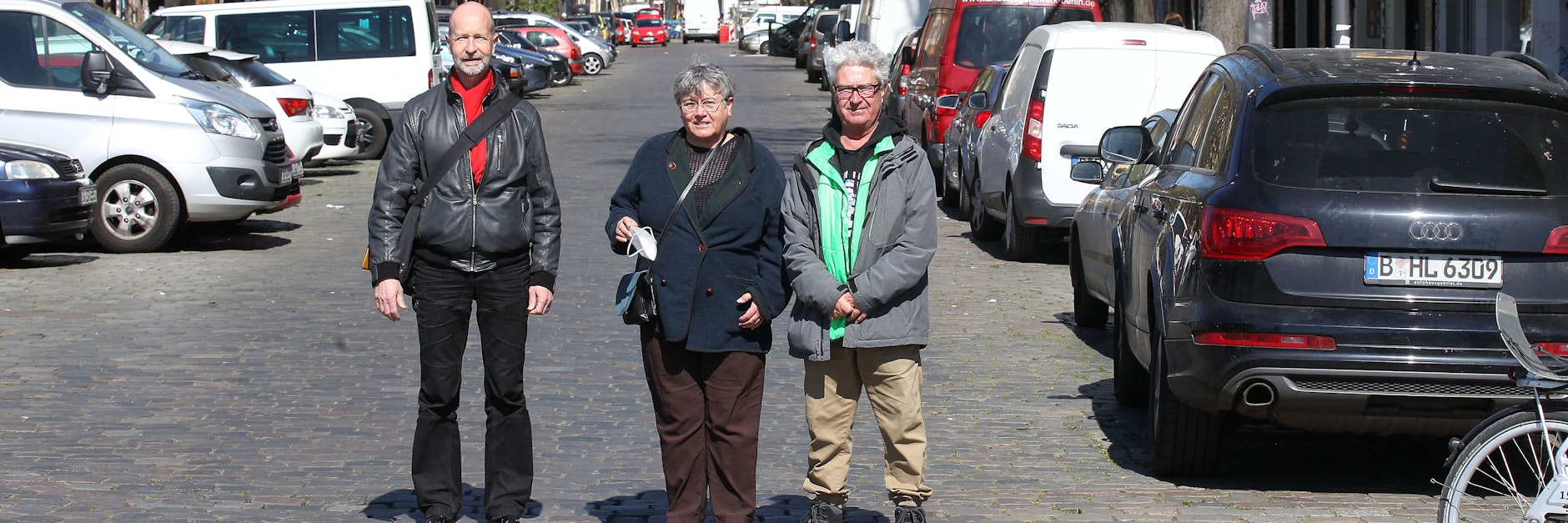 In der Sonntagstraße in Friedrichshain sollen künftig Straßenbahngleise verlaufen. Die Anwohner Uwe Warnke, Maria Forstner und Hans-Hermann David (von links) lehnen das Projekt ab.