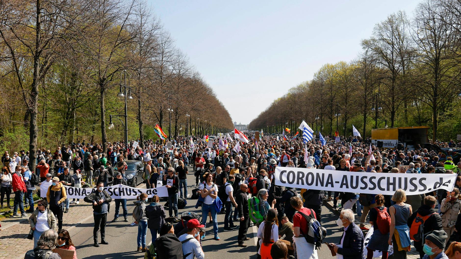 Tausende Demonstranten haben sich am Mittwoch auf der Straße des 17. Juni versammelt, um gegen die staatliche Corona-Politik zu protestieren.