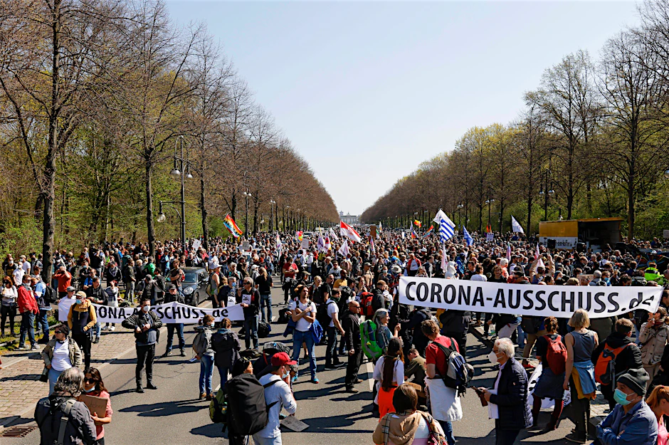 Tausende Demonstranten haben sich am Mittwoch auf der Straße des 17. Juni versammelt, um gegen die staatliche Corona-Politik zu protestieren.