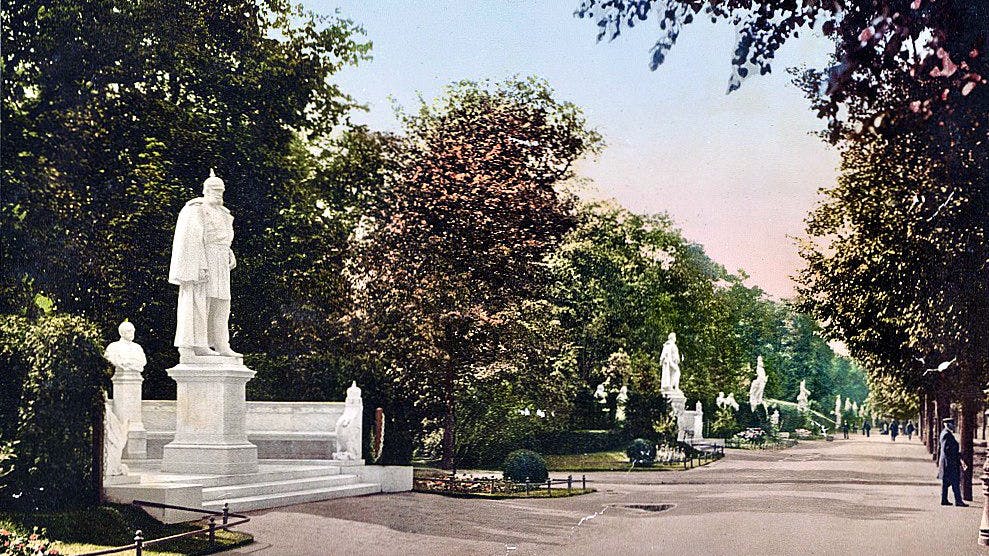 Den Tiergarten prägen viele Alleen und Statuen. Die Siegesallee gibt es nicht mehr: Den 750 Meter langen Boulevard säumten 32 Denkmäler von Markgrafen und Kurfürsten Brandenburgs sowie Königen Preußens.