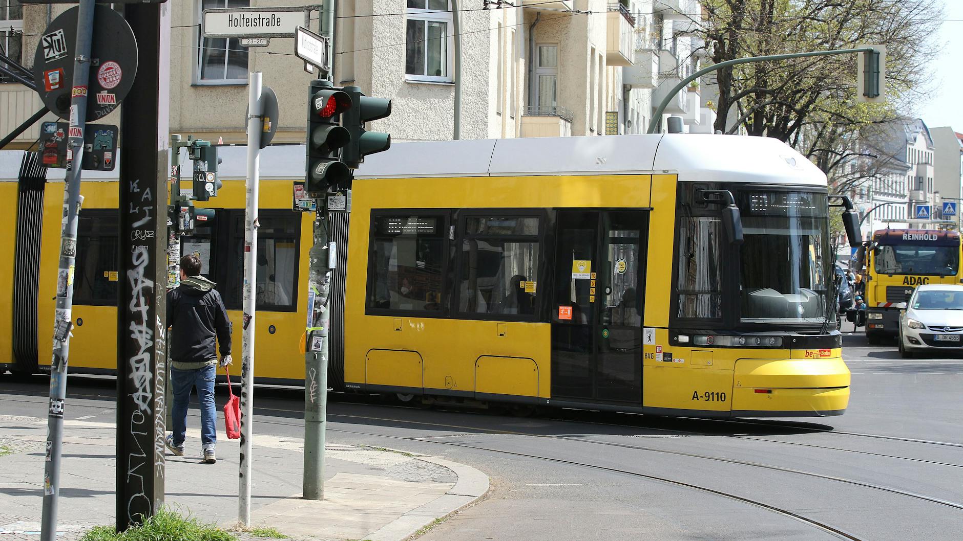 Eine Straßenbahn der BVG biegt aus der Holteistraße in die Wühlischstraße ab. In Zukunft sollen die Bahnen hier auch geradeaus weiterfahren können – in Richtung Ostkreuz.