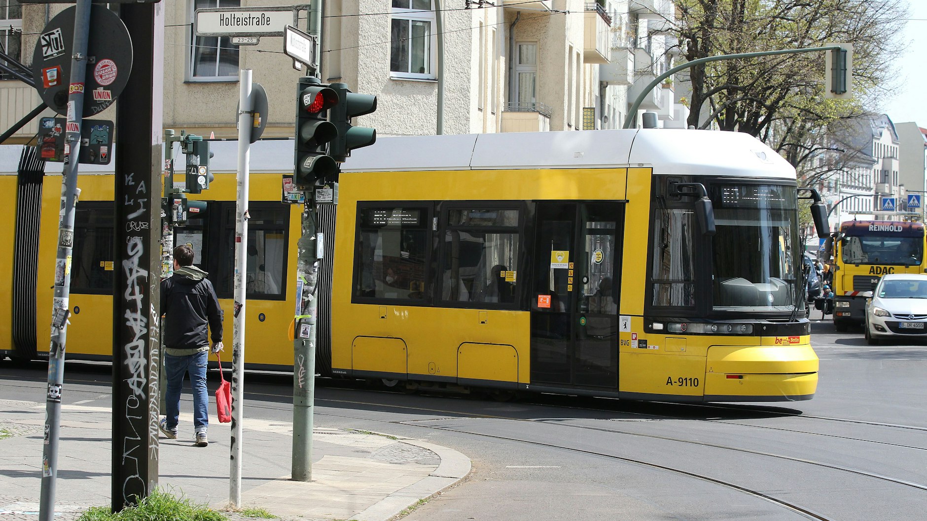Eine Straßenbahn der BVG biegt aus der Holteistraße in die Wühlischstraße ab. In Zukunft sollen die Bahnen hier auch geradeaus weiterfahren können – in Richtung Ostkreuz.
