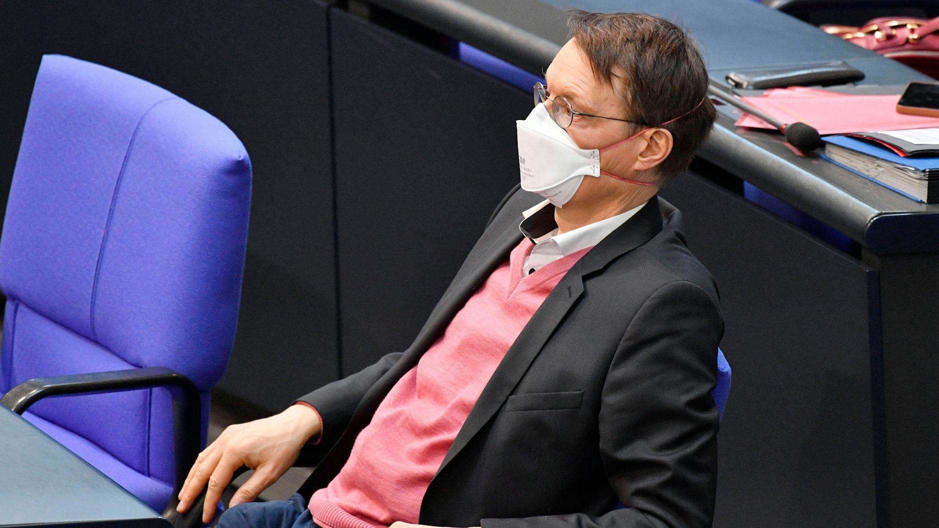 Karl Lauterbach mit Mund-Nasen-Maske im Deutschen Bundestag (Archivbild). Er hat bereits eine Impfung mit Astrazeneca erhalten.