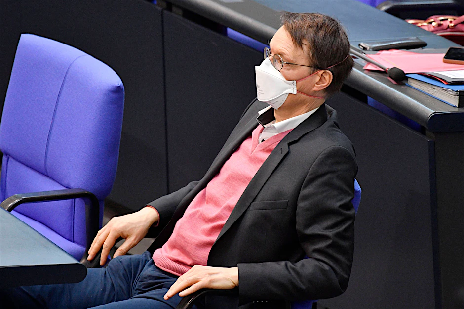 Karl Lauterbach mit Mund-Nasen-Maske im Deutschen Bundestag (Archivbild). Er hat bereits eine Impfung mit Astrazeneca erhalten.