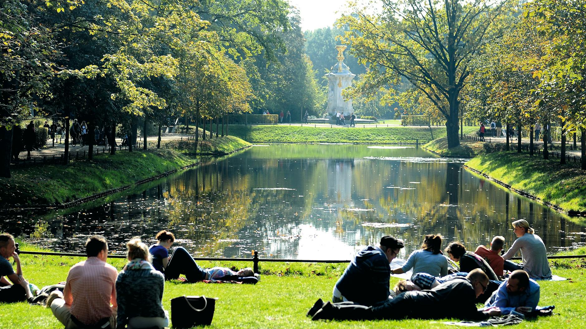 Ein Sitzdichein am Venusbassin. An der Südseite stand einst die Venus von Capua, die Kaiser Wilhelm II. im Jahr 1904 durch ein Beethoven-Haydn-Mozart-Denkmal ersetzen ließ. Weil es einem Kachelofen ähnelt, heißt es auch „Musikerofen“.