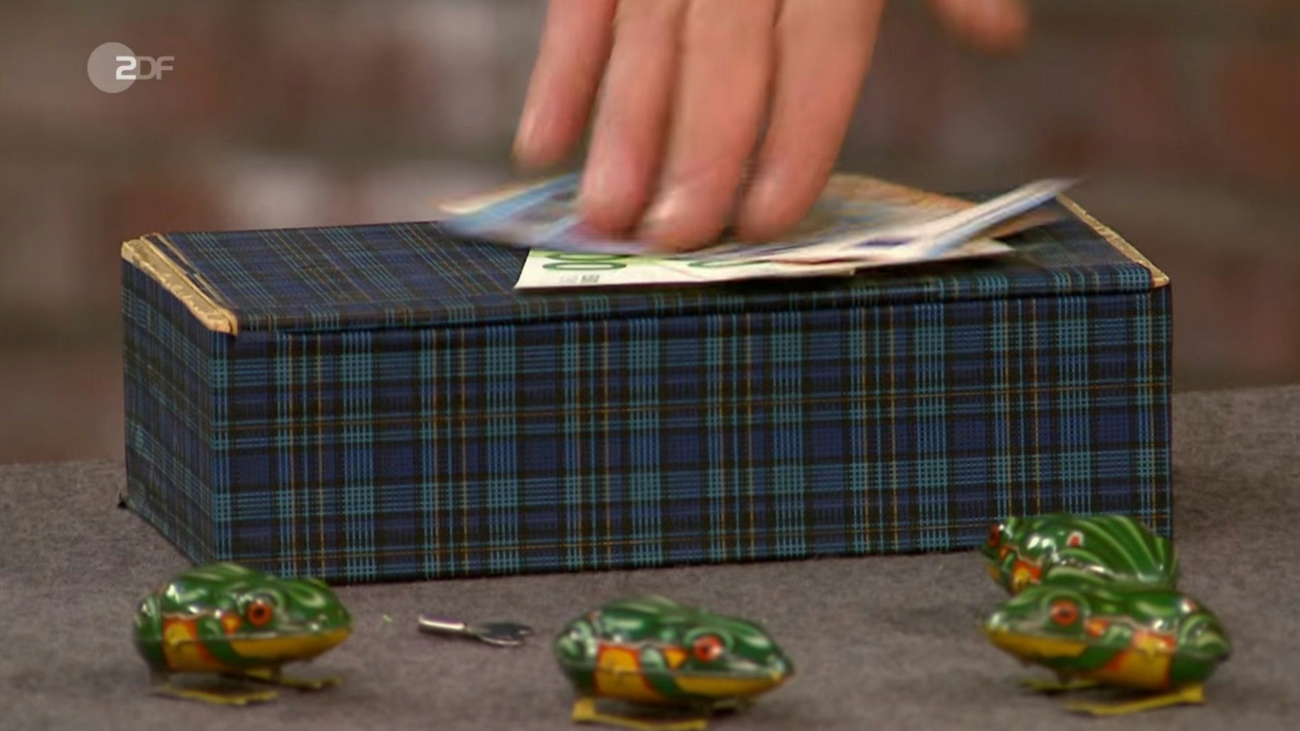 Sind&nbsp;„Bares für Rares“-Händler Walter Heinrich „Waldi“ Lehnertz 280 Euro wert: die Blechfrösche, die zappeln können.