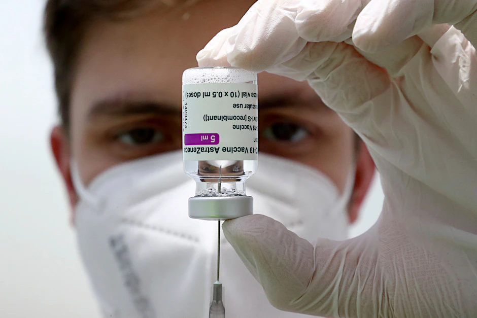 Eine Spritze wird mit dem Vakzin von Astrazeneca aufgezogen (Symbolbild).