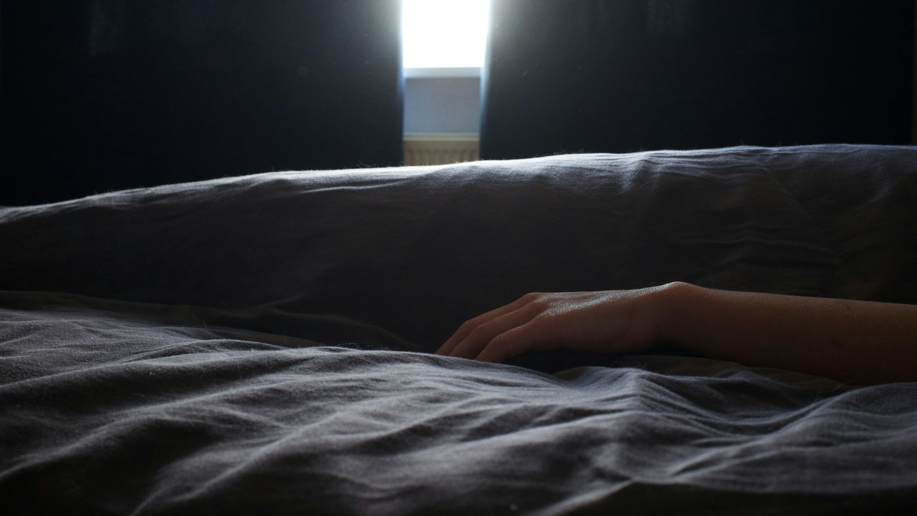 Viele an ME/CFS Erkrankte können das Haus nicht mehr verlassen, sind bettlägerig und auf Pflege angewiesen.