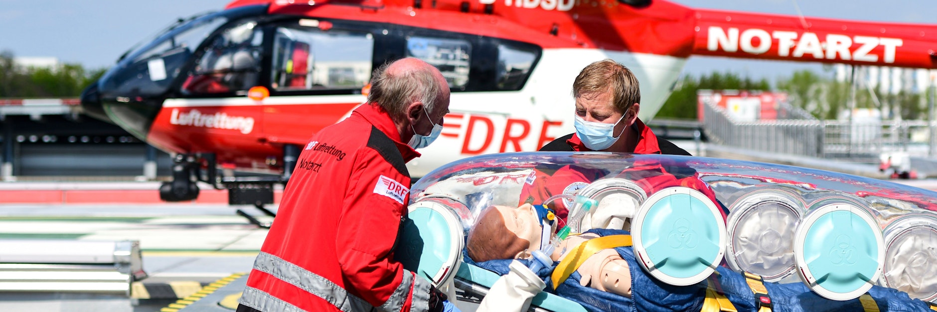 Oberarzt der Intensivstation Covid-19 Dr. Hans-Joachim Janssen (l.) fliegt auch im Rettungshubschrauber mit.