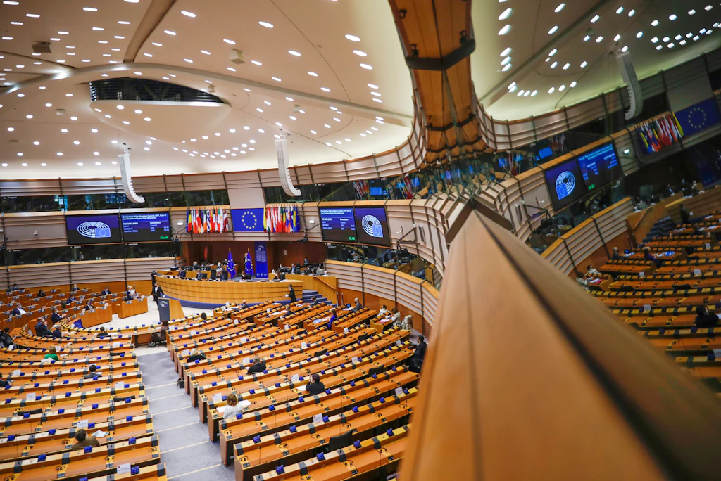 Mitgliedstaaten und Europäisches Parlament streiten über EU-Impfzertifikat