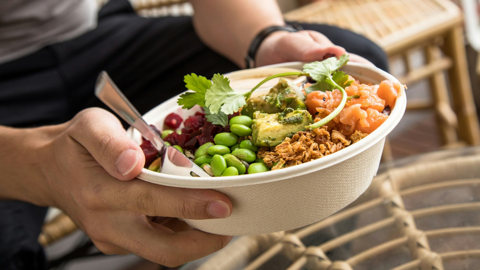 Ein entzündungshemmendes Essen: Eine Quinoa-Wildreis-Bowl mit Edamame, Lachs, Avocado und Roter Bete. Wer sich antientzündlich ernähren möchte, sollte sich zunächst am Richtwert von 500 Gramm Gemüse am Tag orientieren.