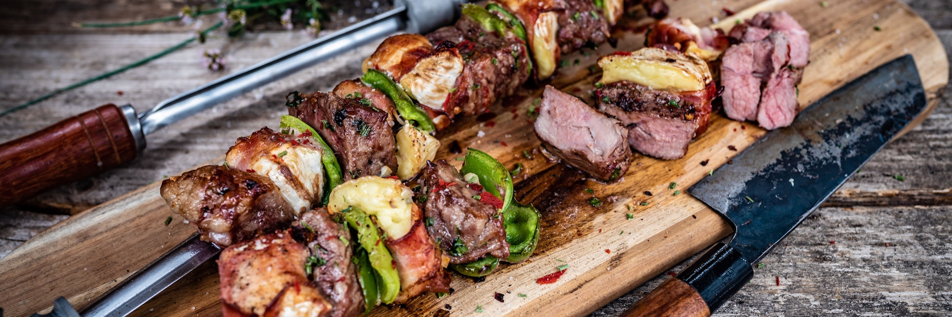 Der Clou an den Kalbsrücken-Spießen sind die mit Bacon umwickelten Camembert-Stückchen. So kann der Käse nicht herauslaufen.&nbsp;