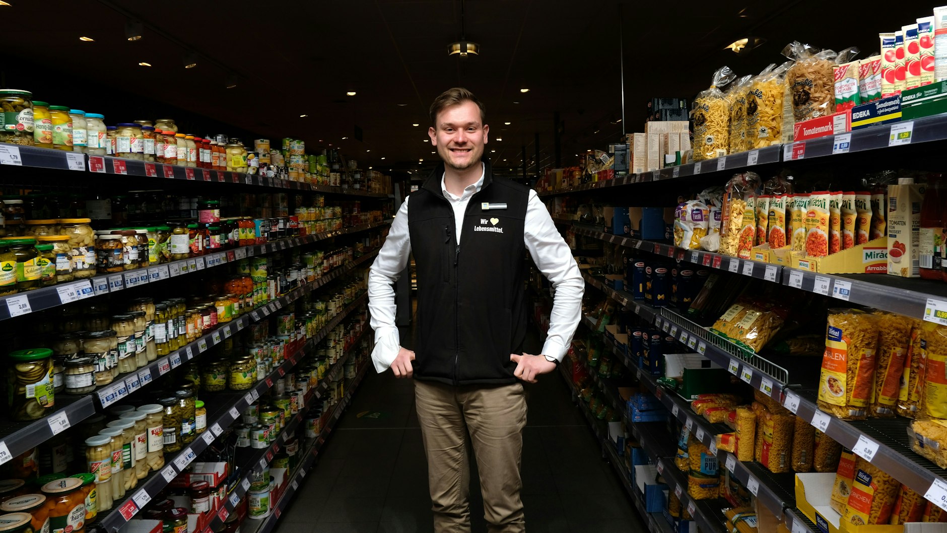 Fabio Hilker leitet eine Edeka-Filiale in Wedding.<br>