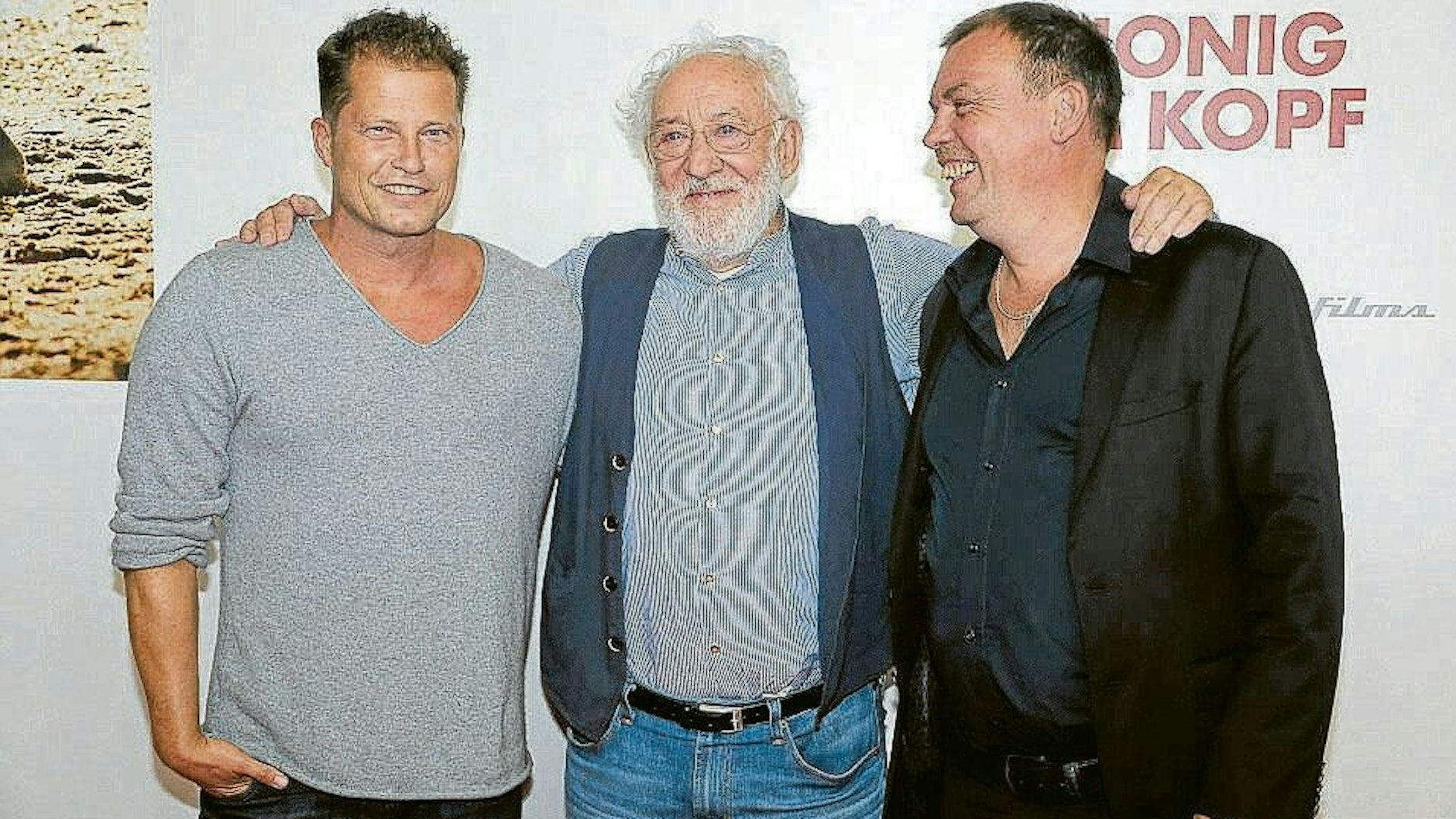 Egons Ziehvater Tom Zickler (rechts) mit Dieter Hallervorden und Til Schweiger bei der Präsentation des Films „Honig im Kopf“ (2016).