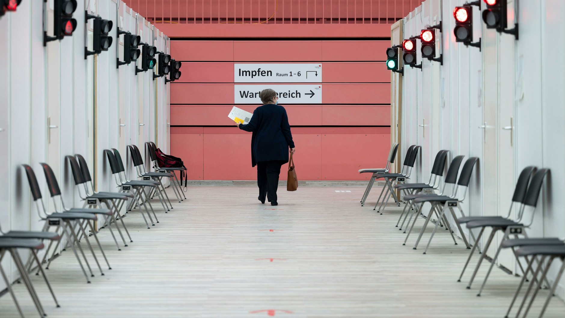 Eine Besucherin in einem Impfzentrum.&nbsp;