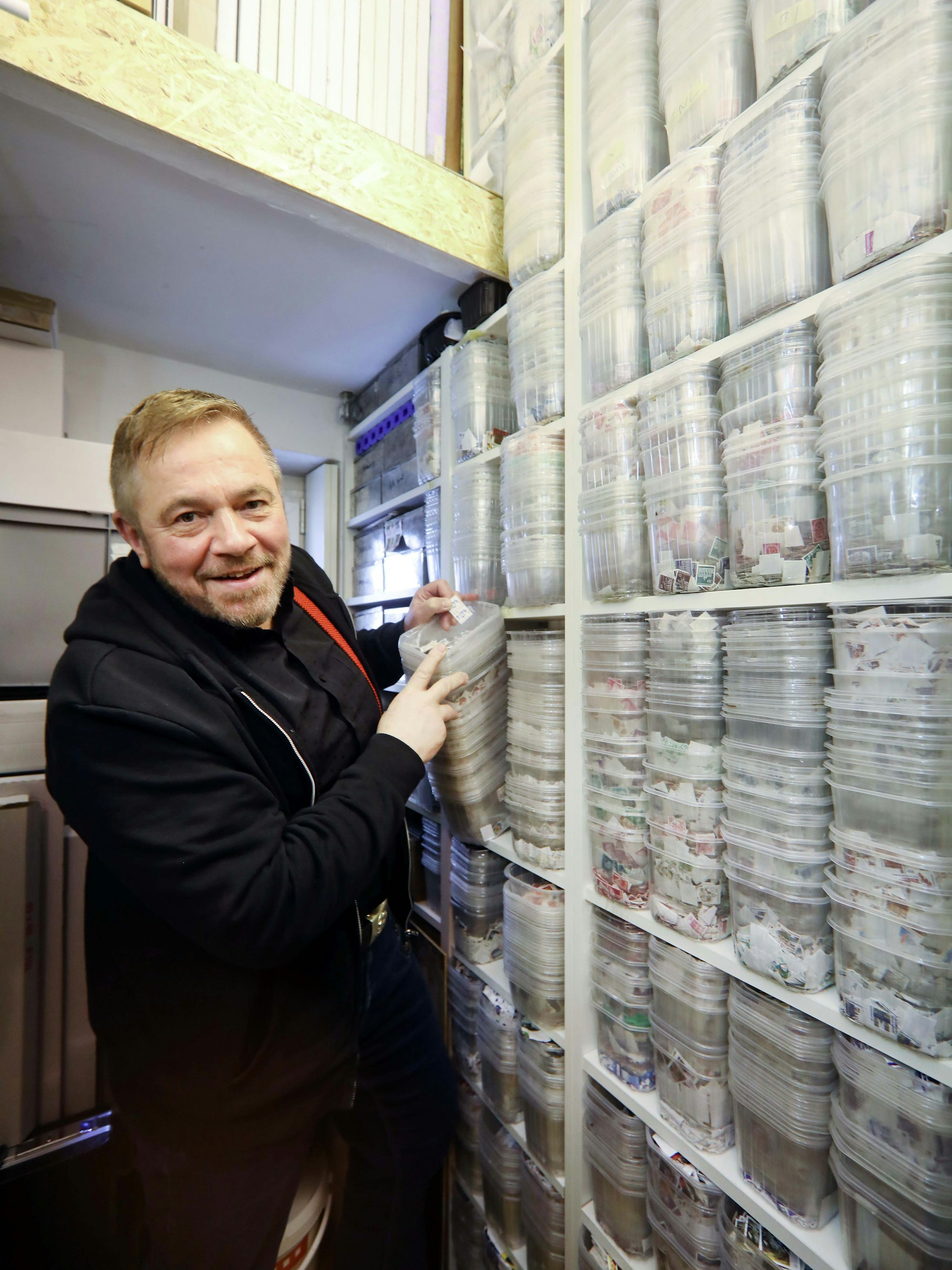 In einer kleinen Kammer stapeln sich die sortierten Marken bis unter die Decke.