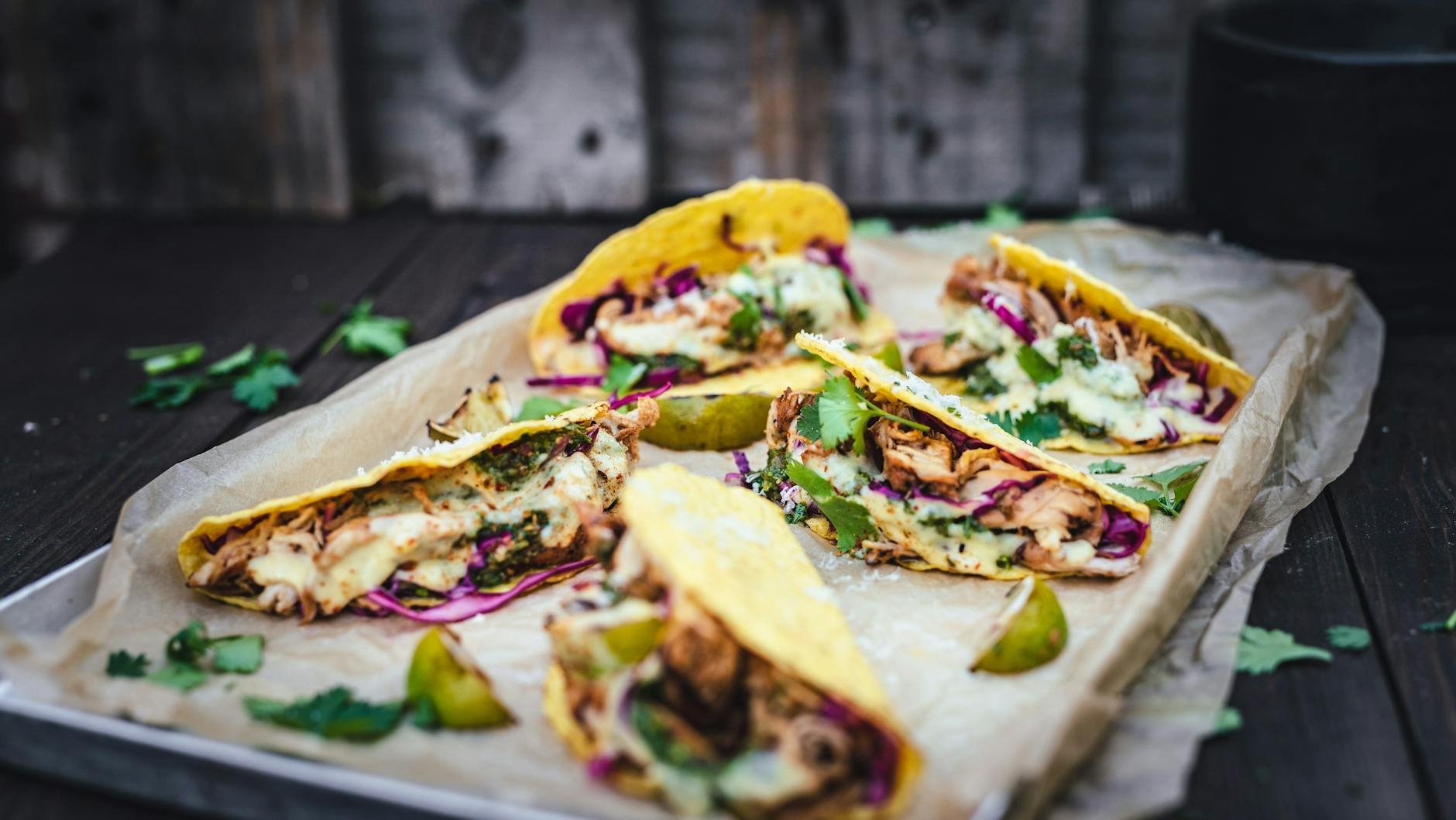 Die Hähnchenbrustfilets für die Taco Shells mit Salsa sollten vor dem Grillen schon in Streifen geschnitten werden. So geht man auf Nummer sicher, dass sie gleichmäßig durchgaren.