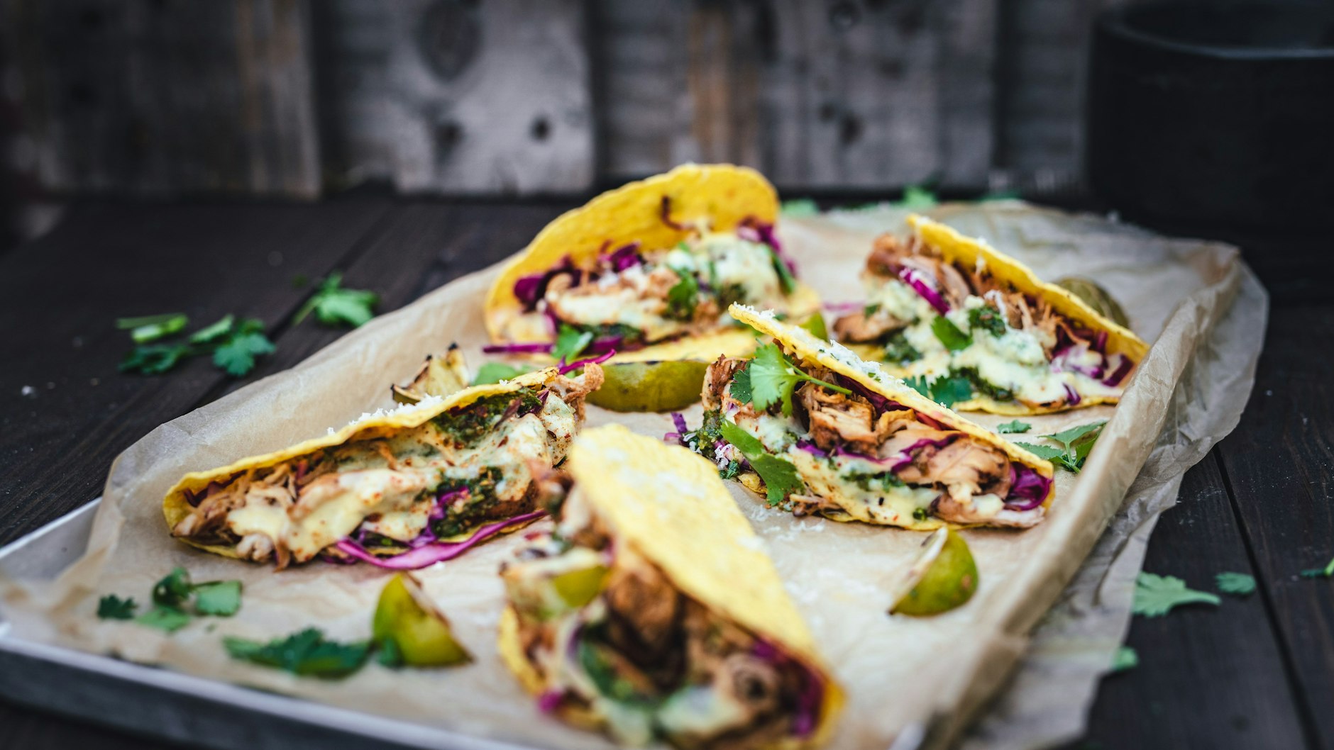 Die Hähnchenbrustfilets für die Taco Shells mit Salsa sollten vor dem Grillen schon in Streifen geschnitten werden. So geht man auf Nummer sicher, dass sie gleichmäßig durchgaren.