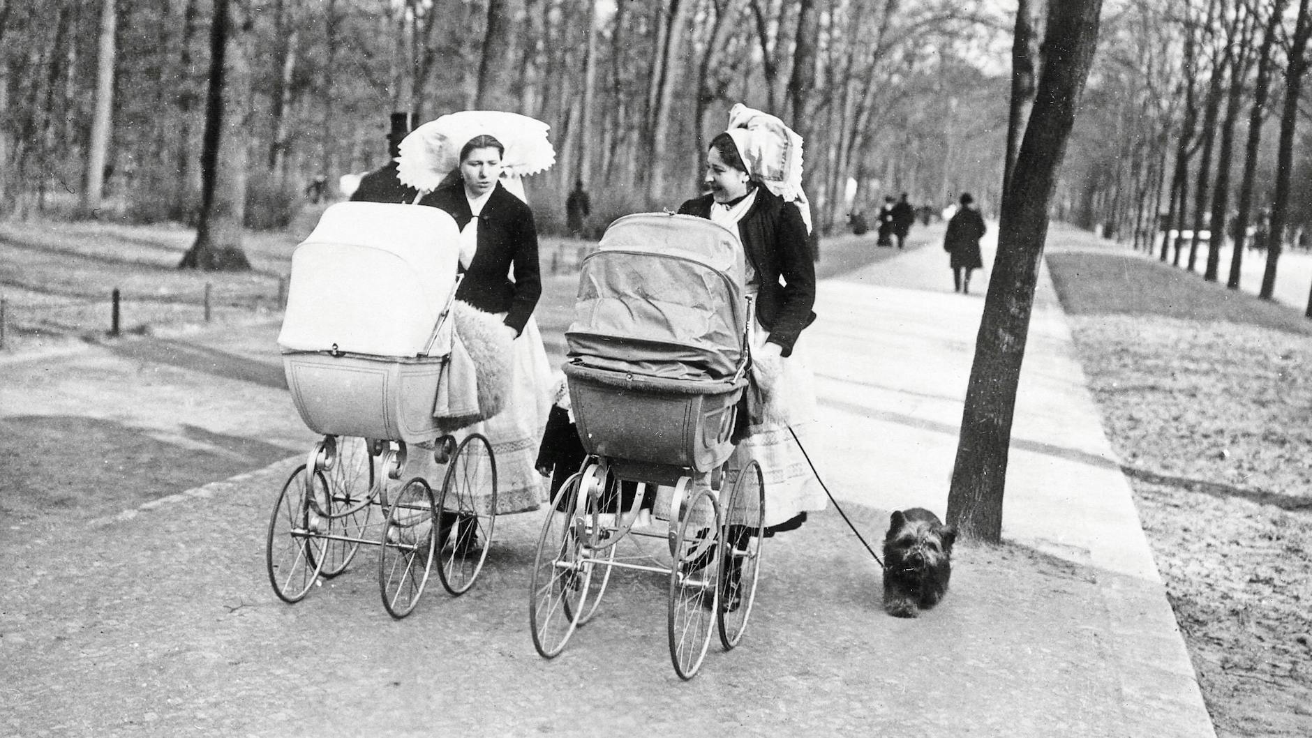 Wer es sich leisten konnte, beschäftigte um 1900 eine Amme aus dem Spreewald, die den Nachwuchs im Tiergarten ausfuhr. Ob sich die Eltern derweil in den Zelten vergnügten, ist nicht überliefert.