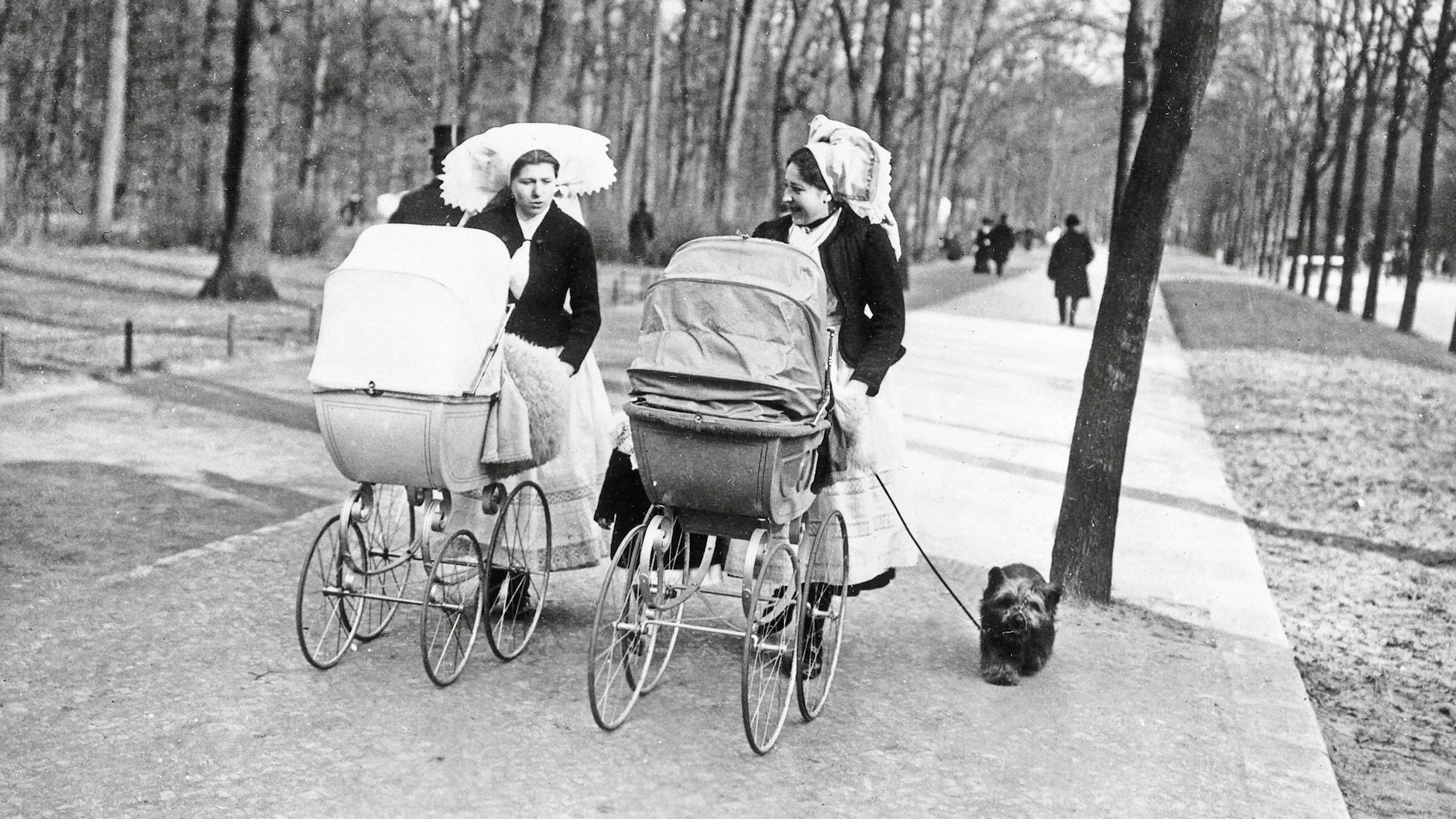 Wer es sich leisten konnte, beschäftigte um 1900 eine Amme aus dem Spreewald, die den Nachwuchs im Tiergarten ausfuhr. Ob sich die Eltern derweil in den Zelten vergnügten, ist nicht überliefert.