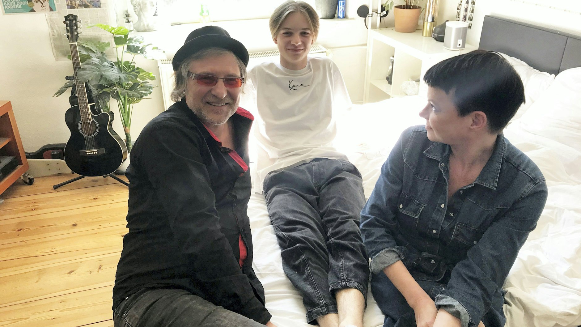 Egon in seinem Kinderzimmer mit Papa Dirk Zöllner und Mama Ute Werler.