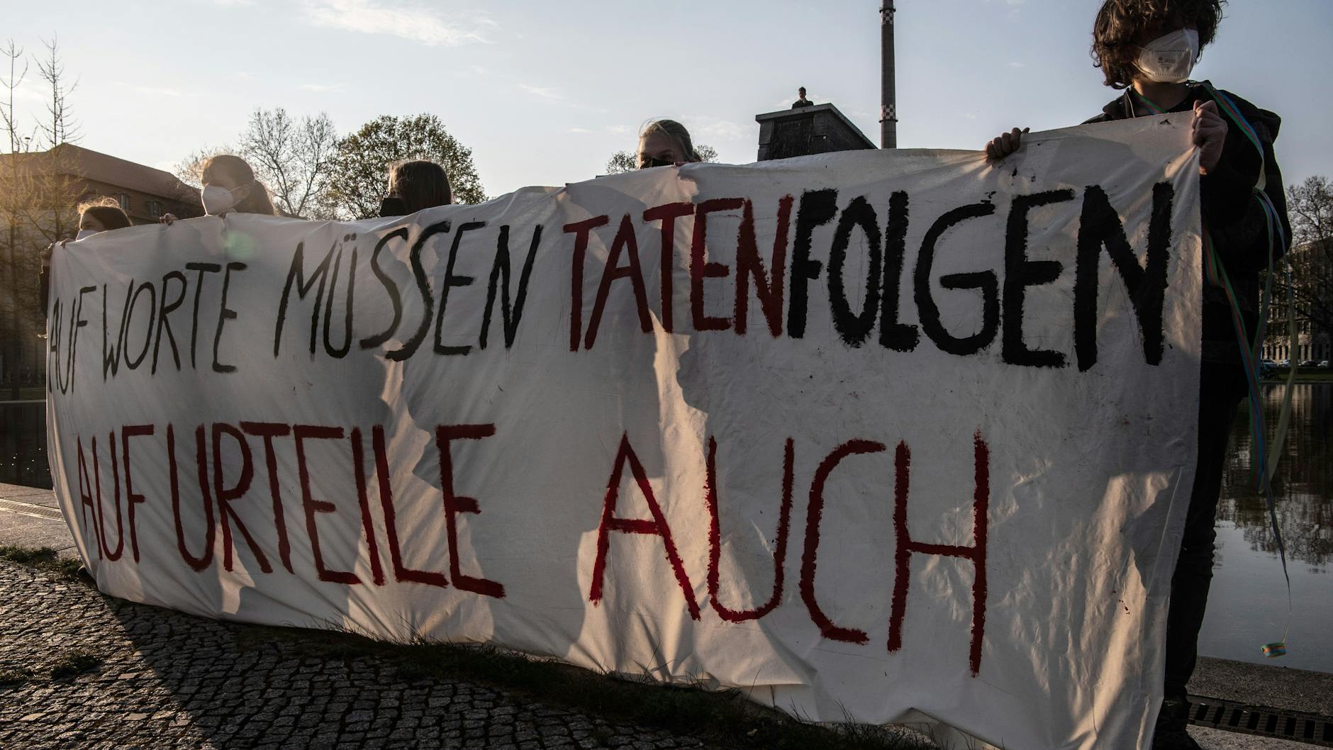 Klare Botschaft von Fridays for Future Berlin: „Auf Worte müssen Taten folgen. Auf Urteile auch.“