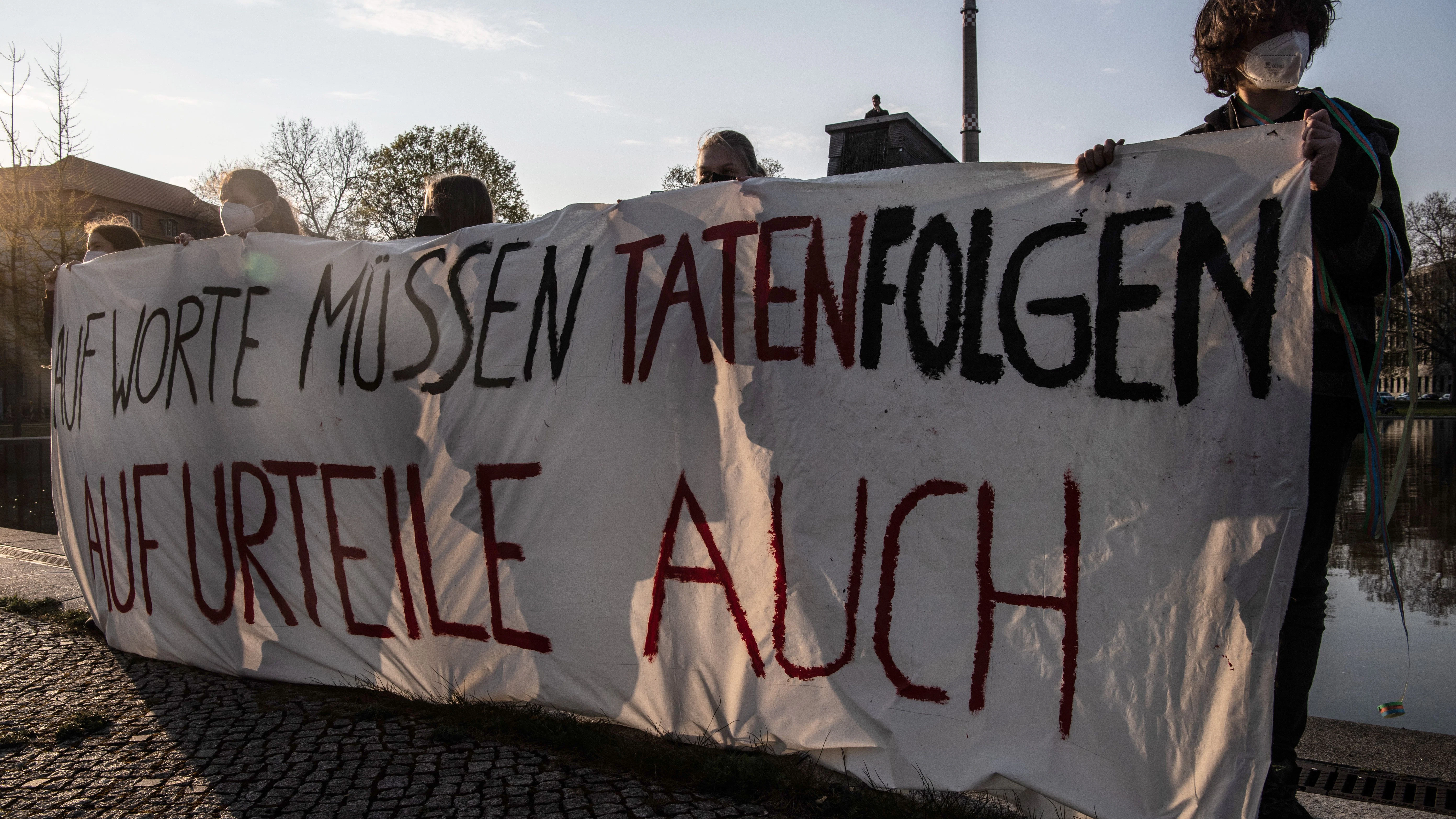 Klare Botschaft von Fridays for Future Berlin: „Auf Worte müssen Taten folgen. Auf Urteile auch.“