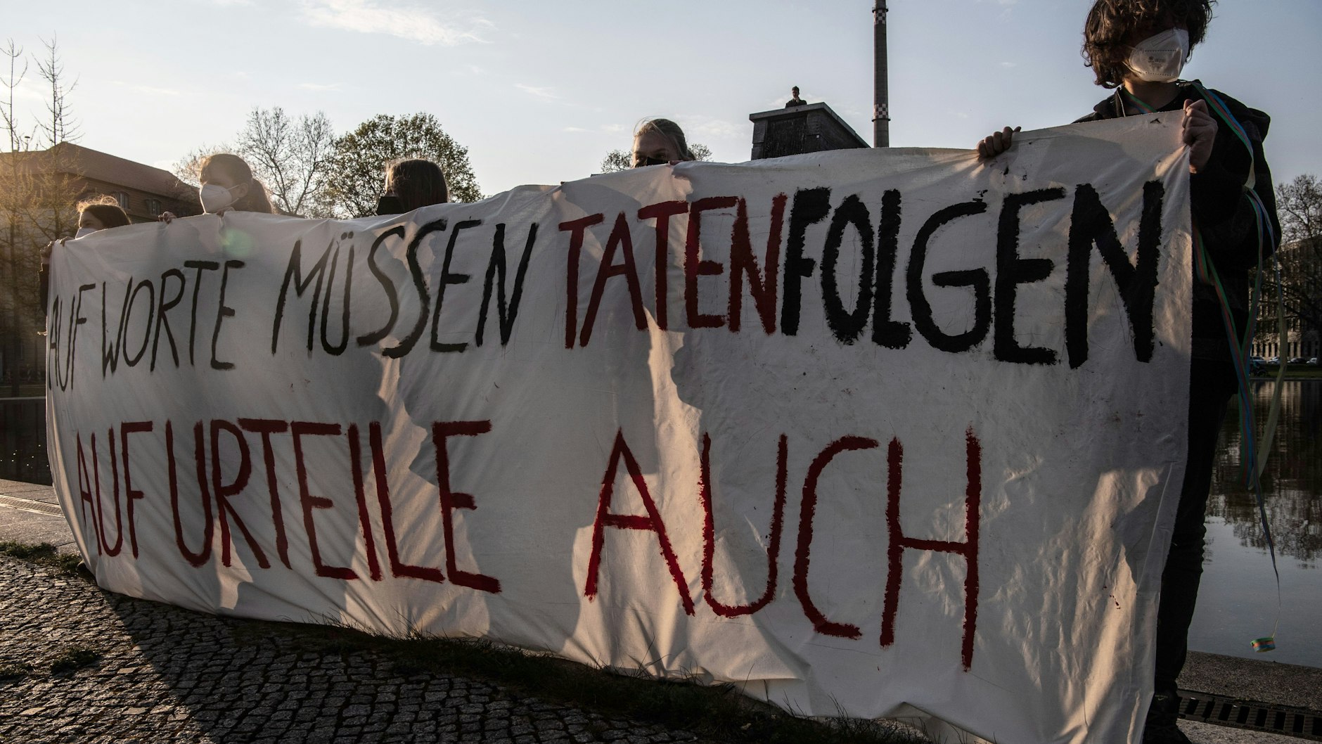 Klare Botschaft von Fridays for Future Berlin: „Auf Worte müssen Taten folgen. Auf Urteile auch.“