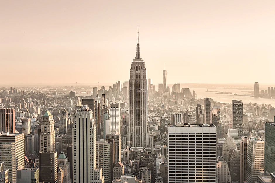 Das Empire State Building sticht heraus: ein schlichter, eleganter Art-déco-Turm.
