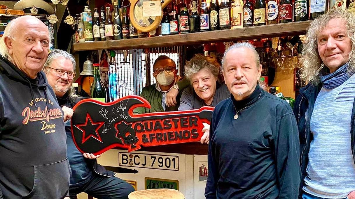 Quaster und seine Friends: Zum Signieren der Kunstgitarre kamen auch die Ex-Puhdys-Kollegen Peter Meyer (li.) und Peter Rasym (2. v. re.).