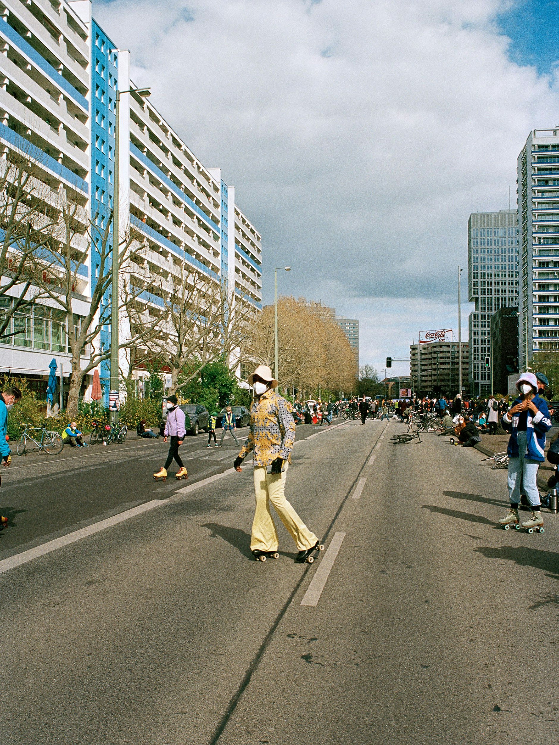 Lesen am Straßenrand, ungestört von Autos. An jedem letzten Sonntag im Monat wird ein großer Teil der Leipziger Straße in Mitte am Nachmittag zwei Stunden autofrei.&nbsp;