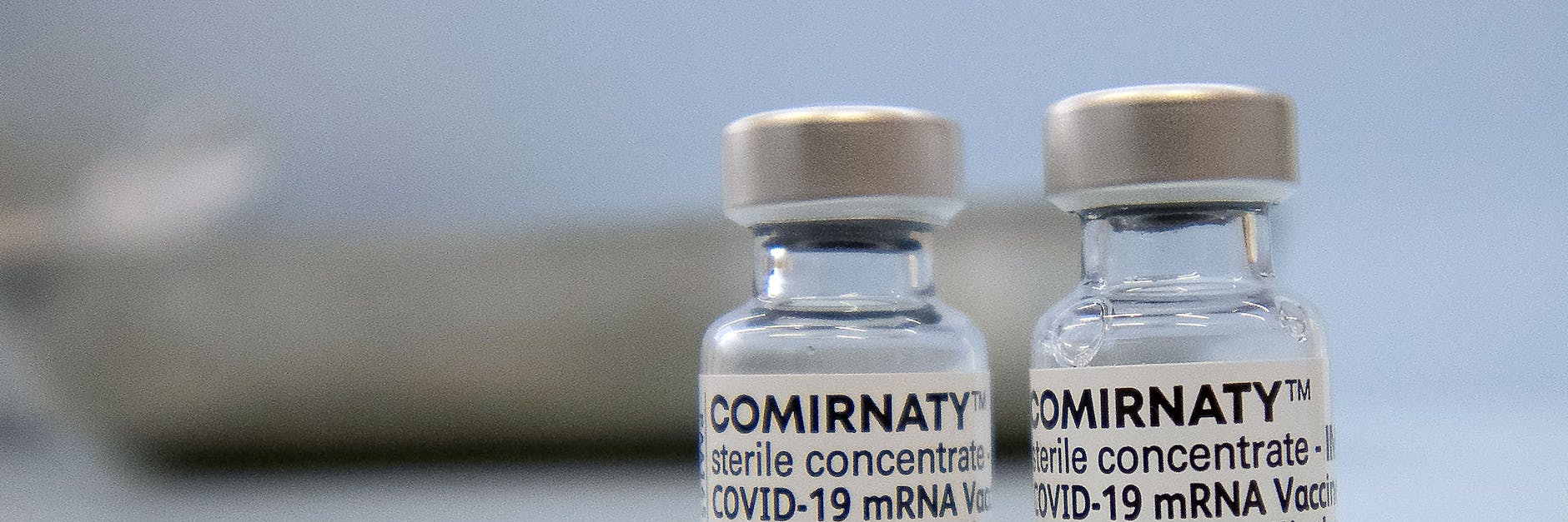 Fläschchen mit dem Biontech-Impfstoff Comirnaty stehen auf einer Theke in einer Hausarztpraxis. 