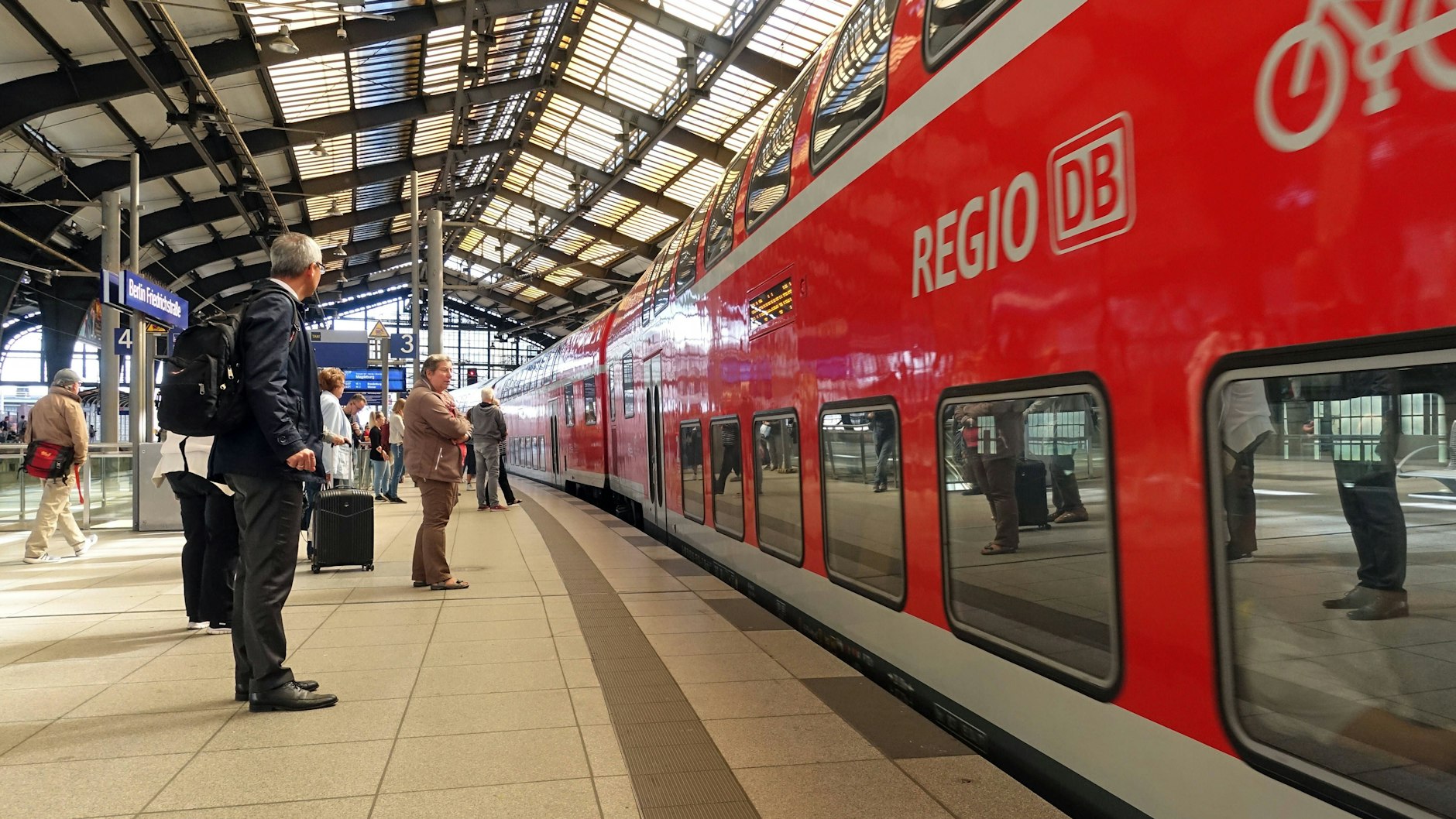 Bequem ins Land Brandenburg: Ein Regionalexpress der Deutschen Bahn hält im Bahnhof Berlin-Friedrichstraße.