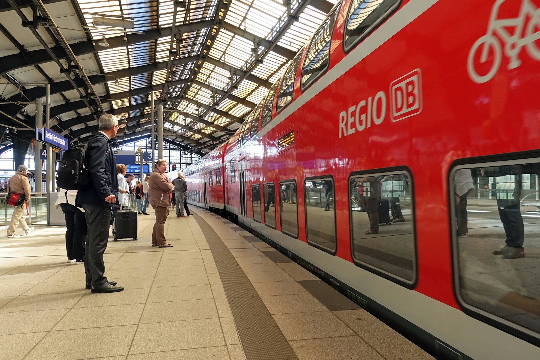 Mehr als 28 Jahre war die Deutsche Bahn auf der Linie RE1 unterwegs - bis zum 10. Dezember 2022. Ein roter Doppelstockzug nach Potsdam, Brandenburg und Magdeburg hält im Bahnhof Friedrichstraße.