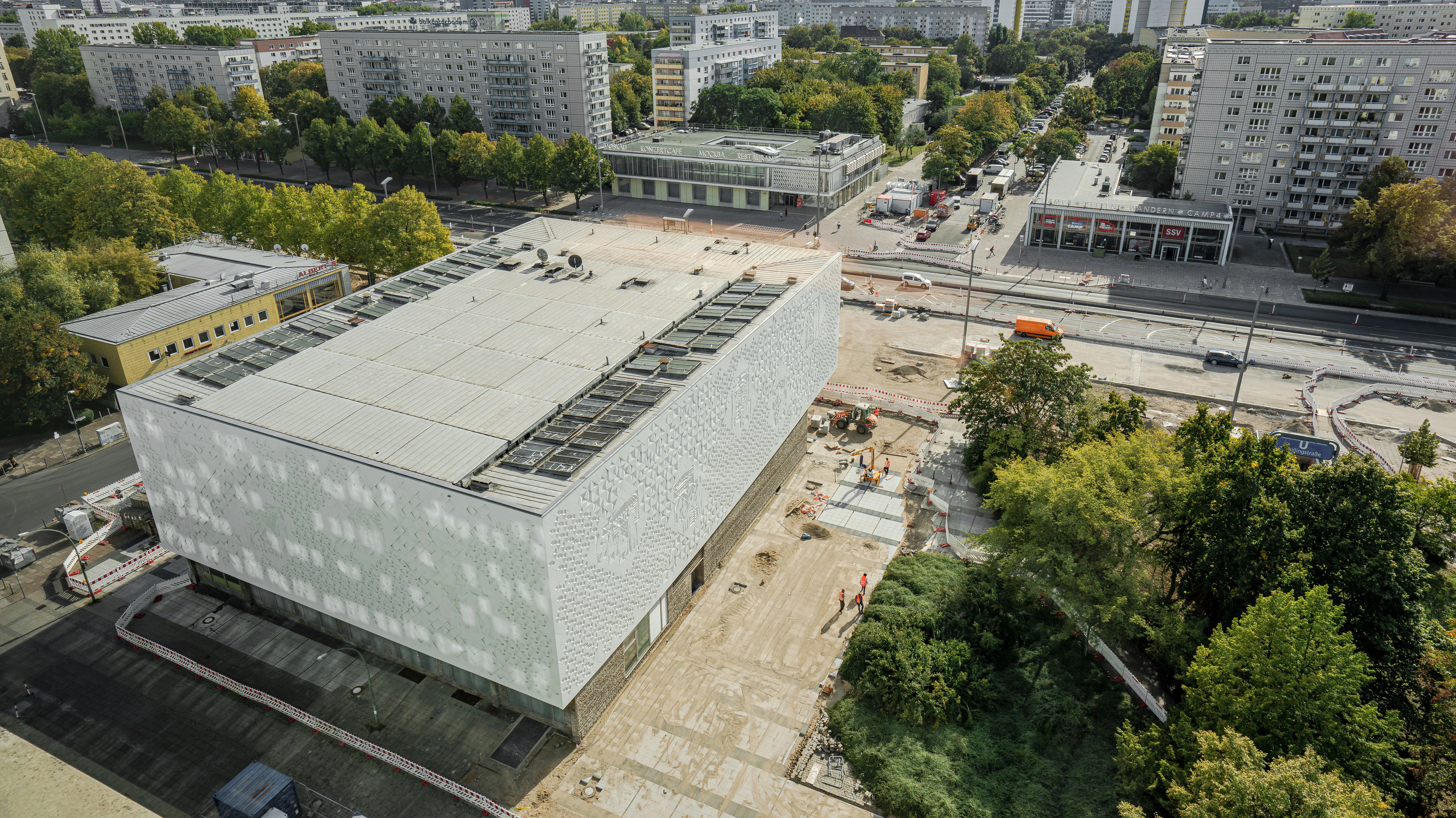 Ein Riesenpavillon für den Film: Blick auf das Kino International in Richtung Karl-Marx-Allee.