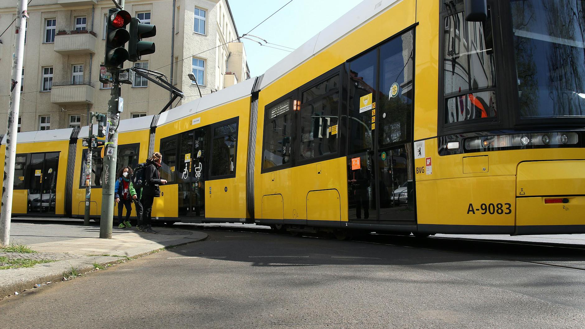 Eine Straßenbahn biegt von der Holtei- in die Wühlischstraße ab. Künftig sollen Gleise auch geradeaus weiterführen - in die Sonntagstraße und zum Ostkreuz. 2023 sollen erstmals Bahnen fahren, so der Senat. Anlieger lehnen das Projekt ab.