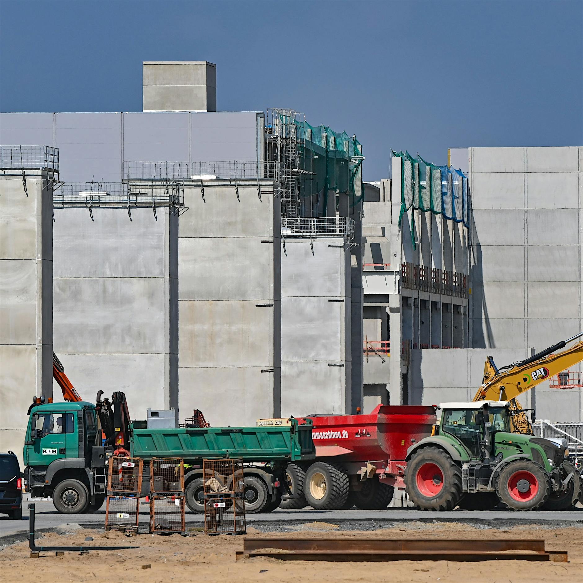 Tesla production likely delayed by construction woes