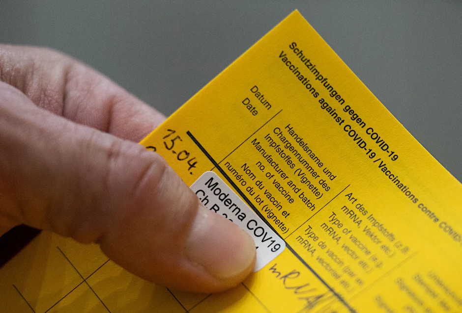 Ein Aufkleber, der auf eine Impfung mit dem Impfstoff Moderna hinweist (Symbolbild). Ein Berliner hat mit diesem neuen Geschäftsmodell offenbar viel Geld verdient.