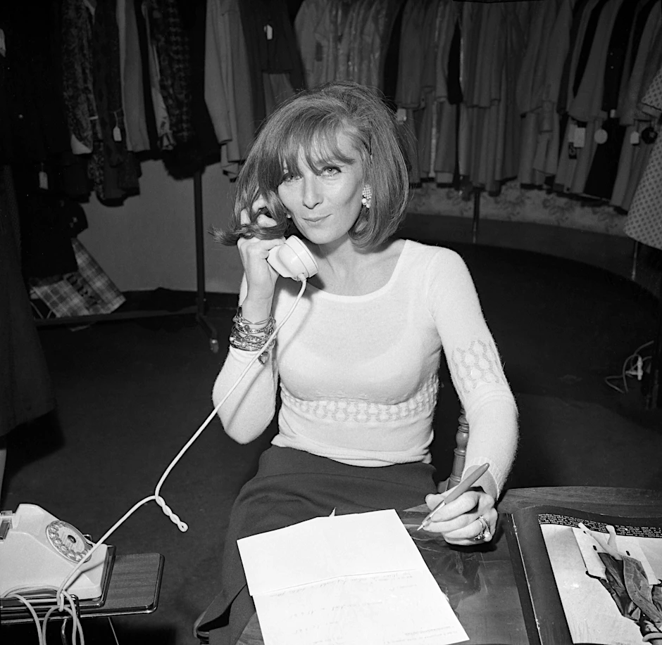 „Strickkönigin“ Sonia Rykiel 1965 in ihrer Pariser Boutique. Schon bald sollte eine Kollektion entstehen, an der ihre Freunde Karl Lagerfeld und&nbsp;Kenzo Takada mitwirkten, ohne dass jemand davon wusste.